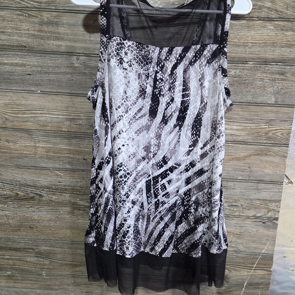 Jennifer Lopez Gray And White Patterned Top Size Large - Picture 4 of 4